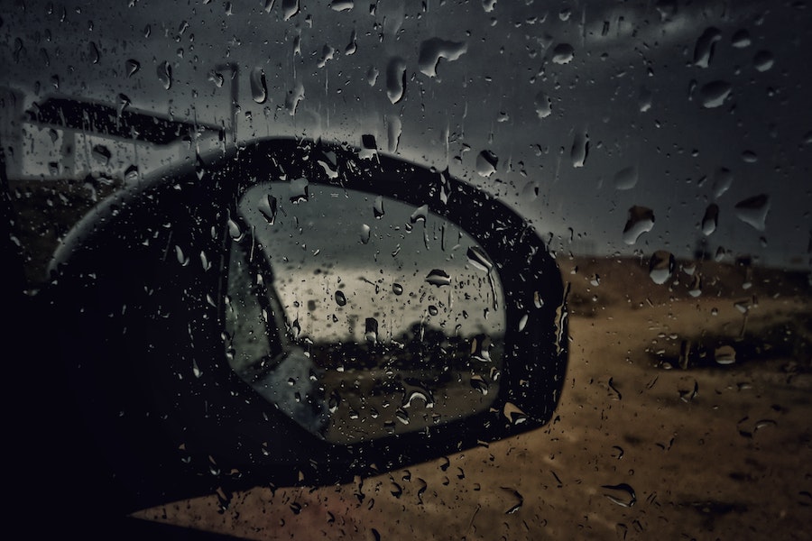 Deszcz za oknem samochodu