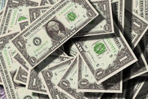 Jaką walutę warto mieć i trzymać oszczędności? Dolar, euro a może frank? Co wybrać?