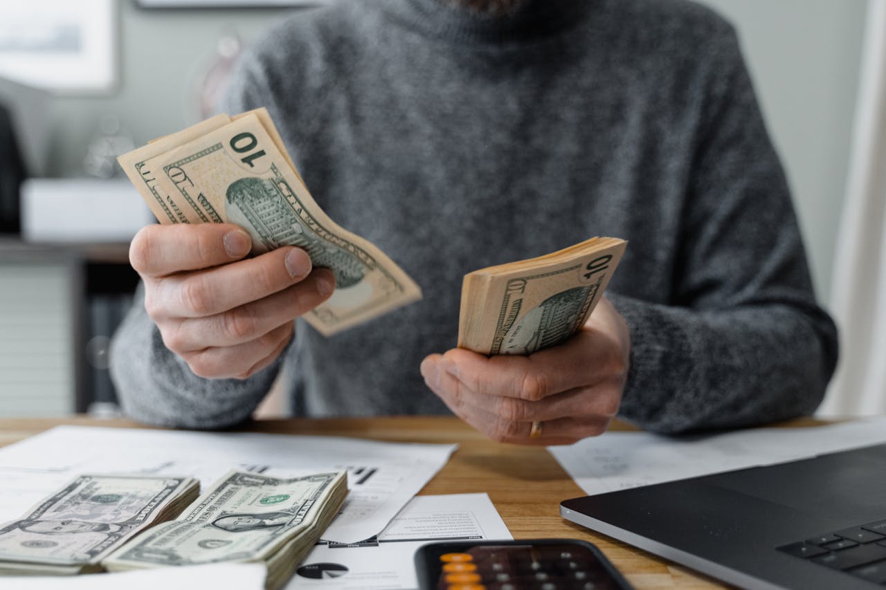 Czym jest system hawala? Mężczyzna przelicza banknoty