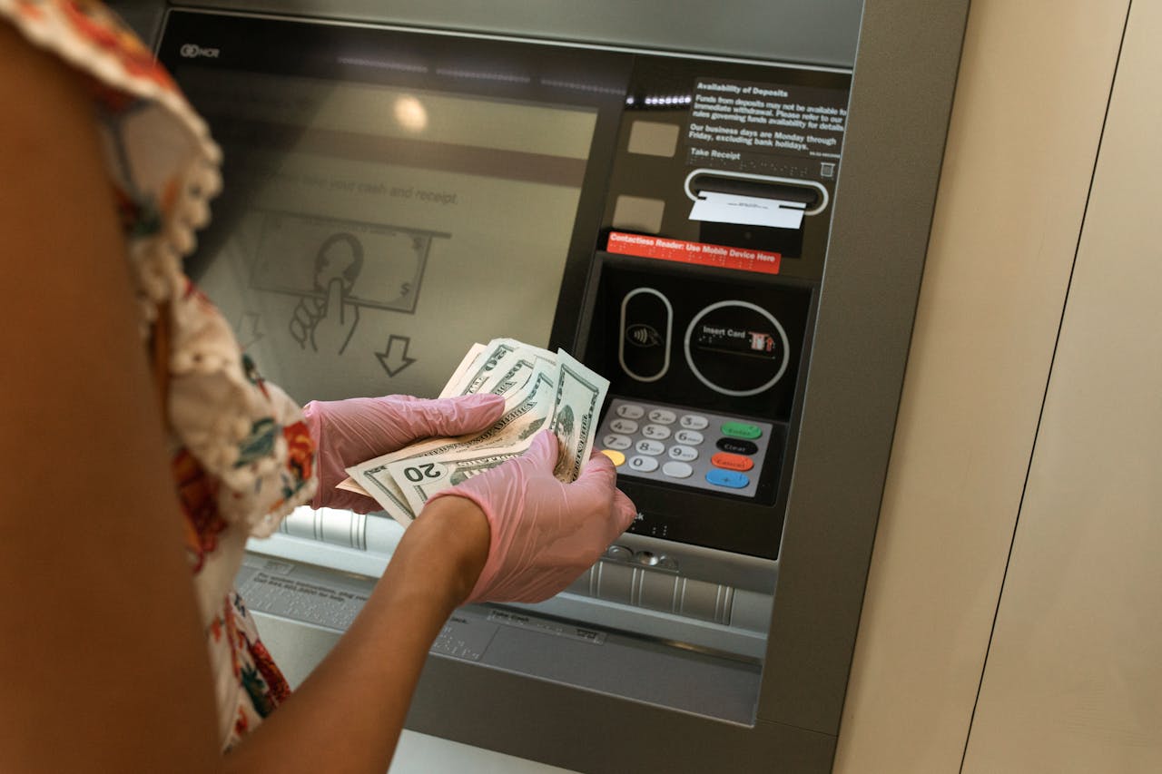 Surcharge i inne opłaty za wypłatę z bankomatu za granicą