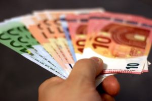 Czy w Polsce można otrzymywać wynagrodzenie w euro lub innej walucie?