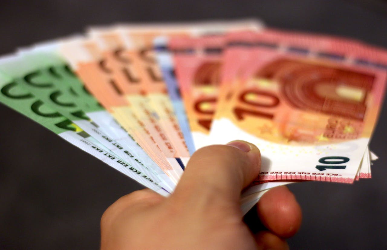 Czy w Polsce można otrzymywać wynagrodzenie w euro lub innej walucie? ręka z banknotami euro