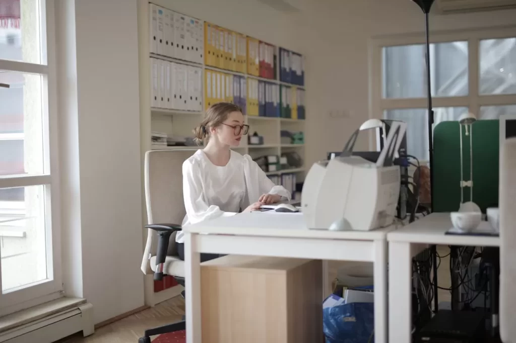 data waluty w księgowości, pracująca przy komputerze księgowa