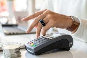 Obrączka płatnicza – jak działa, bezpieczeństwo i gdzie dostać?