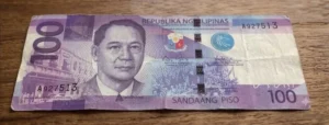 100 Filipinskie peso przód